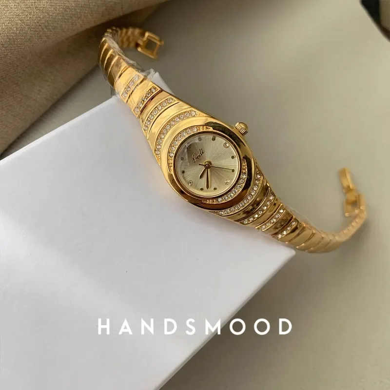 Small Gold Watch Light Luxury Exquisite Diamond Design Sense Strap Fashion Temperament Hundred Match Watch Women ساعات نسائية