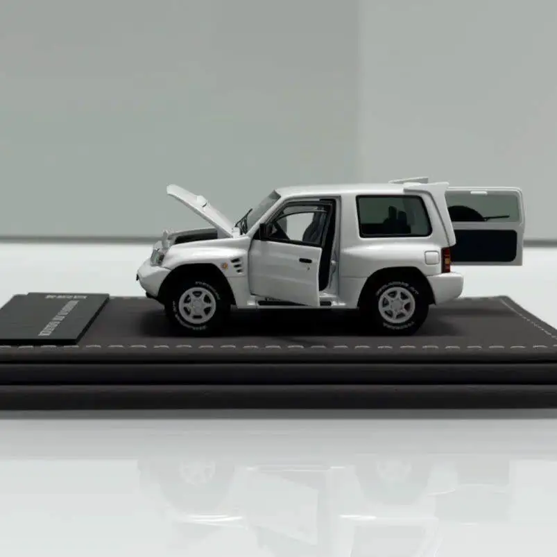 In Stock1: 64 2026 HEC Exhibition Edition White Alloy Die-Cast Miniature Realistic Car Model Creative Decoration Item Festival