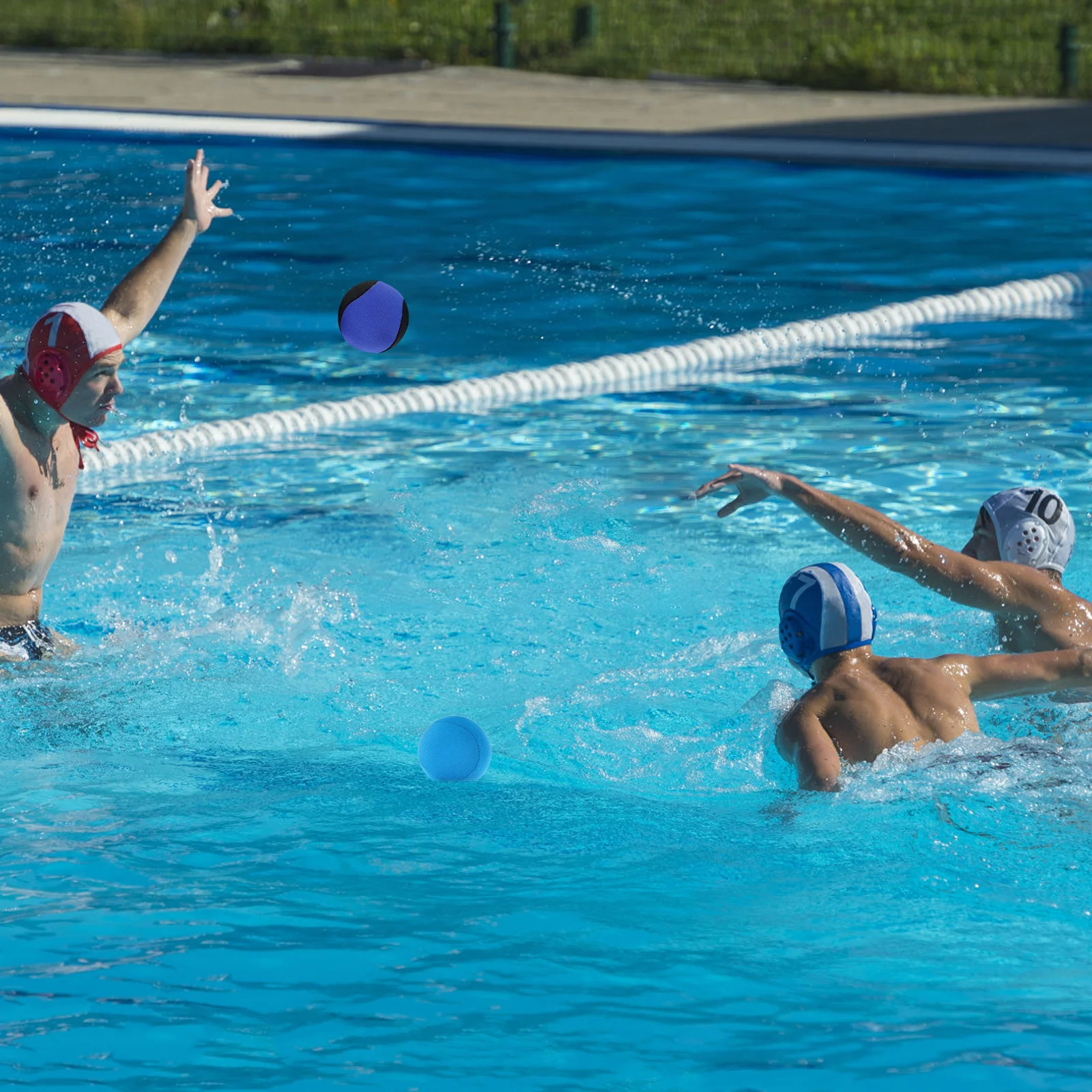 4個の鮮やかな色の跳ねるボール ウォータースポーツ フローティングプレイボール プールパーティー 夏の楽しい水遊び用