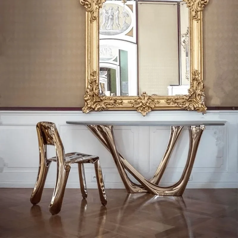 Table d'entrée de couloir contre le mur, table décorative irrégulière