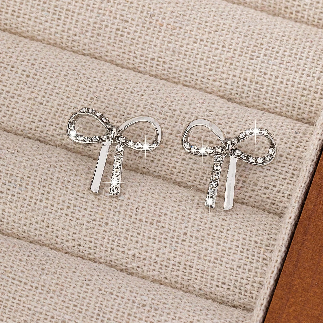 A Pair of Women's Fashion Earrings, Simple and Elegant Zinc Alloy Earrings with Rhinestone Bowknots, Suitable for Daily Wear and Gift-Giving
