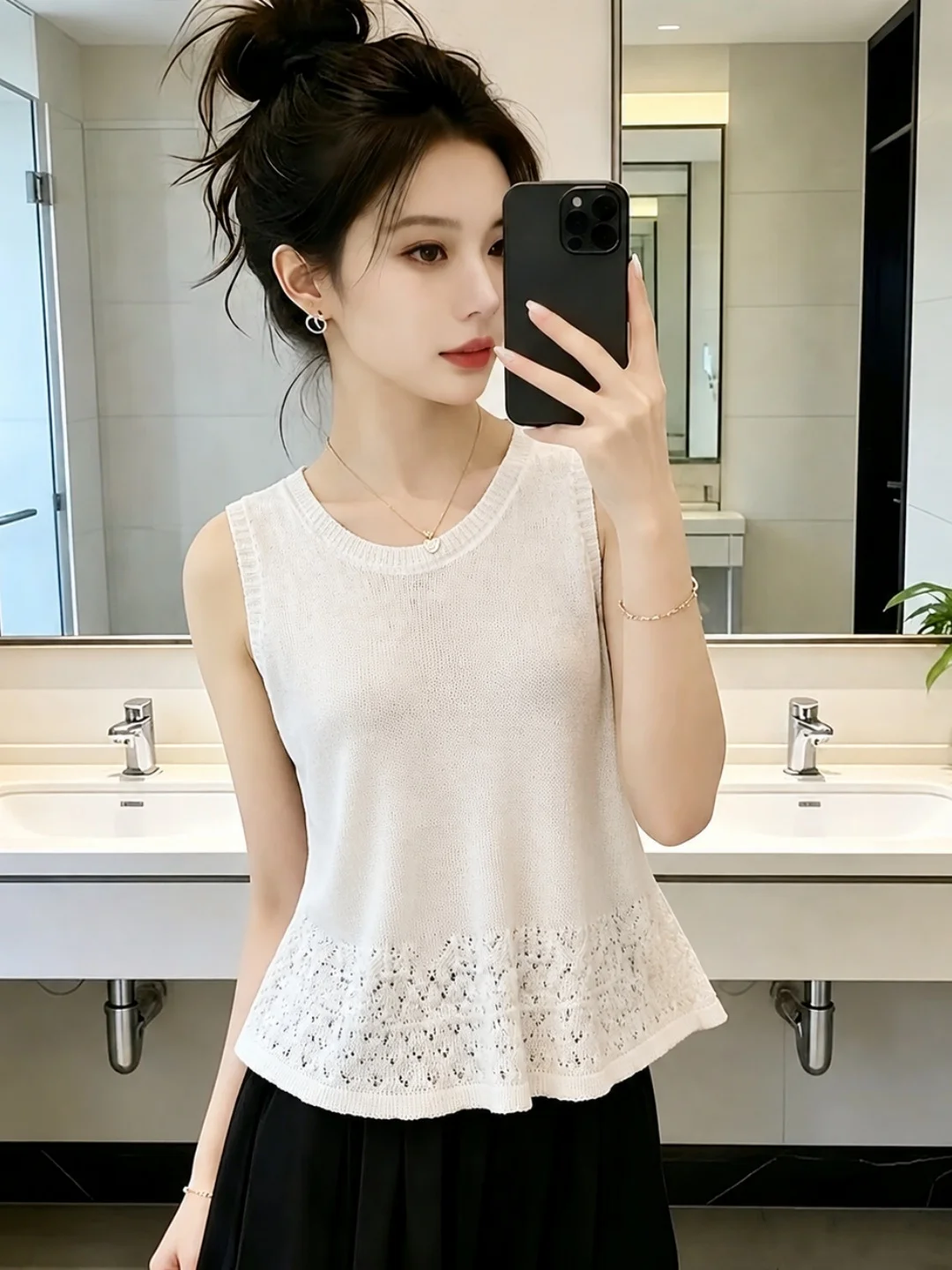 

Fashionable Minimalist Color Sleeveless Hollow Knitted Vest Commute Style Design round Neck Overhead Top for Women