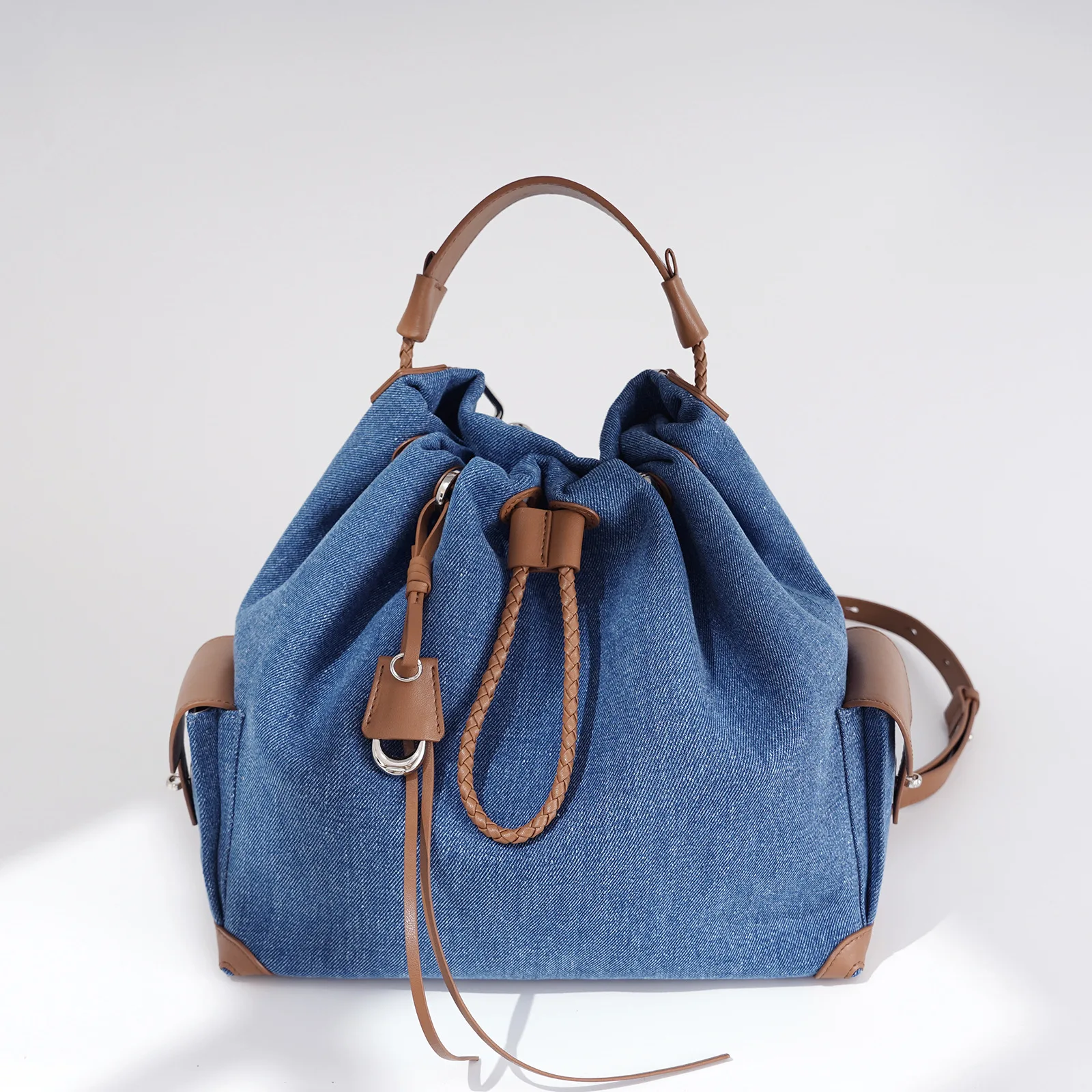 

Стильная оригинальная ретро-сумка-тоут с модным дизайном и вместительным внутренним пространством, легко может использоваться как универсальная практичная женская сумка для подгузников.