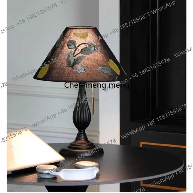 

French antique table lamp bedroom light luxury high-end living room side cabinet black embroidery master bedroom bedside lamp