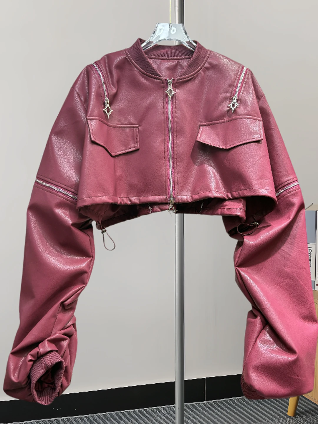 جاكيت نسائي فريد بتصميم أمريكي مع سحاب على شكل نجمة، مصنوع من الجلد الصناعي، فضفاض بأكمام خفاشية للربيع