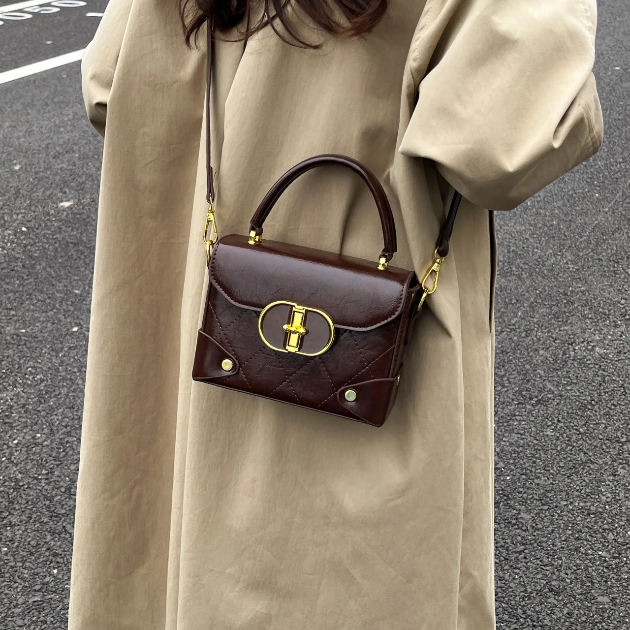 

Новая модная и универсальная маленькая квадратная сумка в корейском ретро-стиле: на плечо, кроссбоди или в руке (2026)