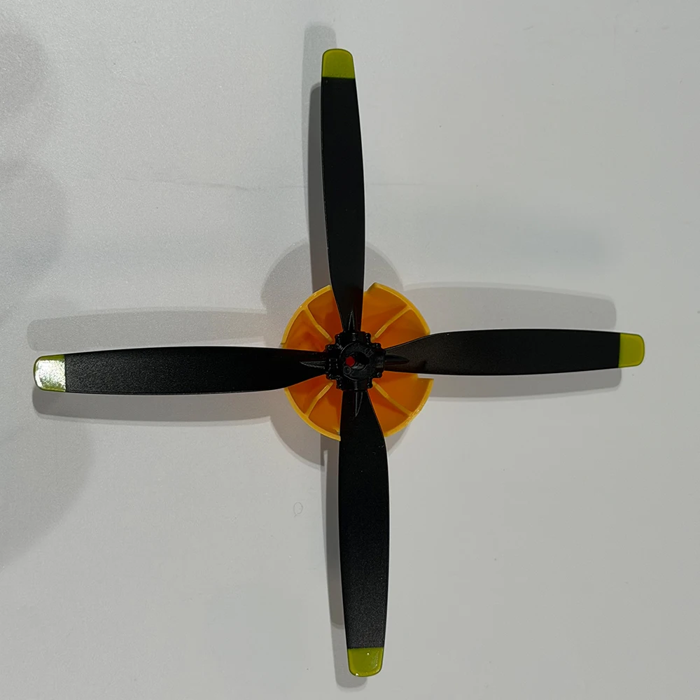Das Zubehör für das Sayzon P51D Musting RC-Flugzeug (510 mm Spannweite) umfasst einen Propeller und ein rotes/gelbes Fahrwerk. – Detail 23