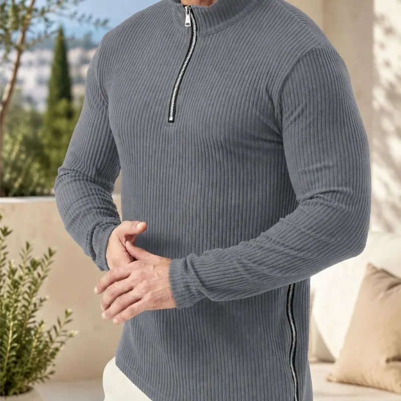 Camiseta masculina de manga comprida com gola alta e zíper parcial, corte slim, elástica, casual, ideal para férias.