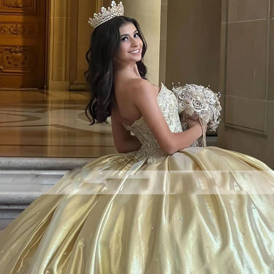 Vestidos de quinceañera dorados brillantes para niña dulce, apliques de cuentas, vestido de baile de princesa sin mangas, 15 cumpleaños, vestido de graduación, hecho a medida