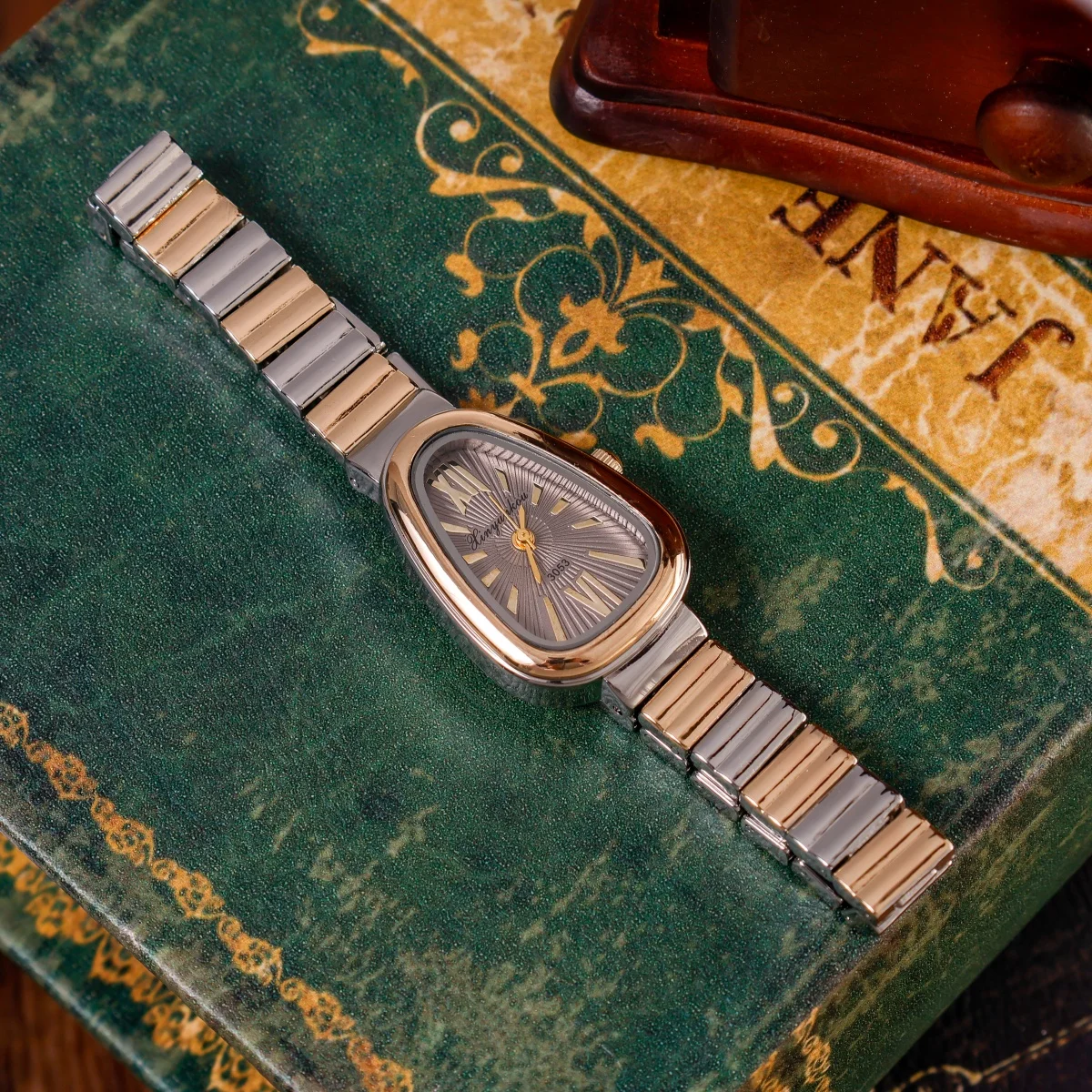 Jam Tangan Wanita Modis Dial Bentuk Tetesan Air Gelang Emas dan Perak Berjalin Desain Elegan Hadiah Sempurna untuk Ibu dan Pacar