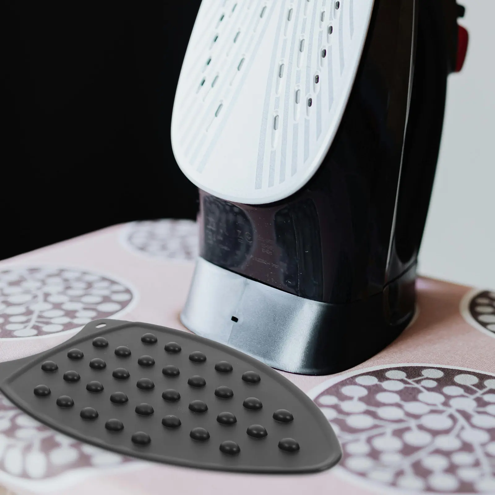 Black Silicone Heat Resistant Iron Rest Pad Non Slip Ironing Board Mat for Flat Steam Irons Ironing Board Accessories