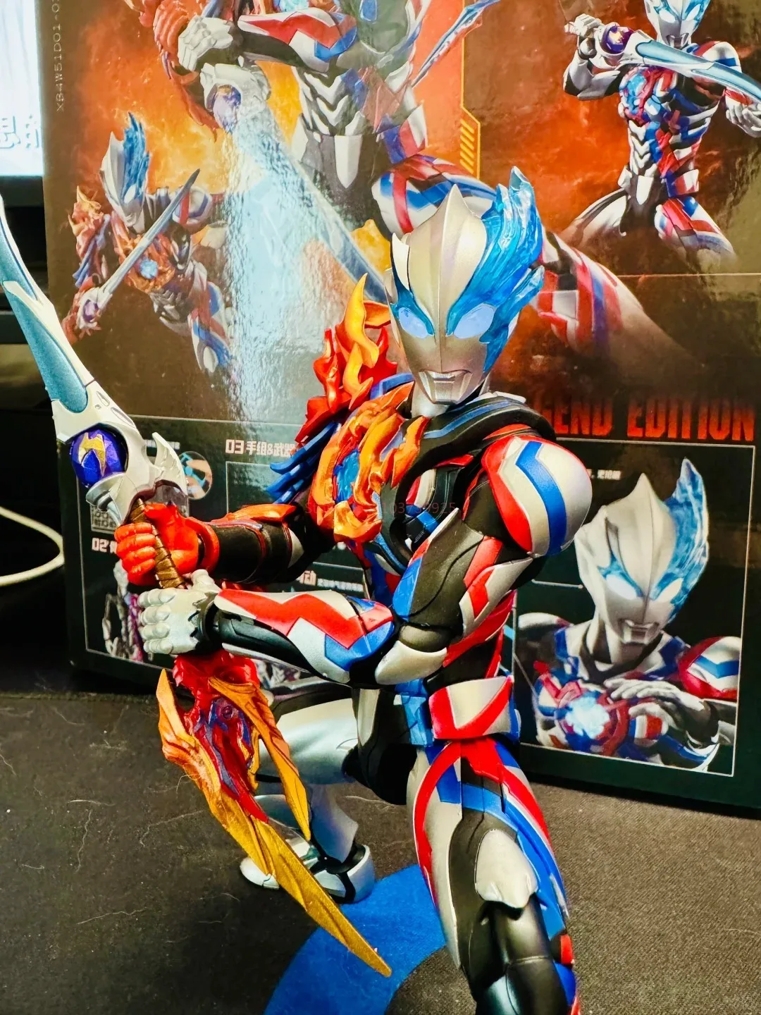 Novo genuíno blokees versão lendária ultraman blazaron fadolan armadura montado modelos móveis estatueta meninos presentes bonitos