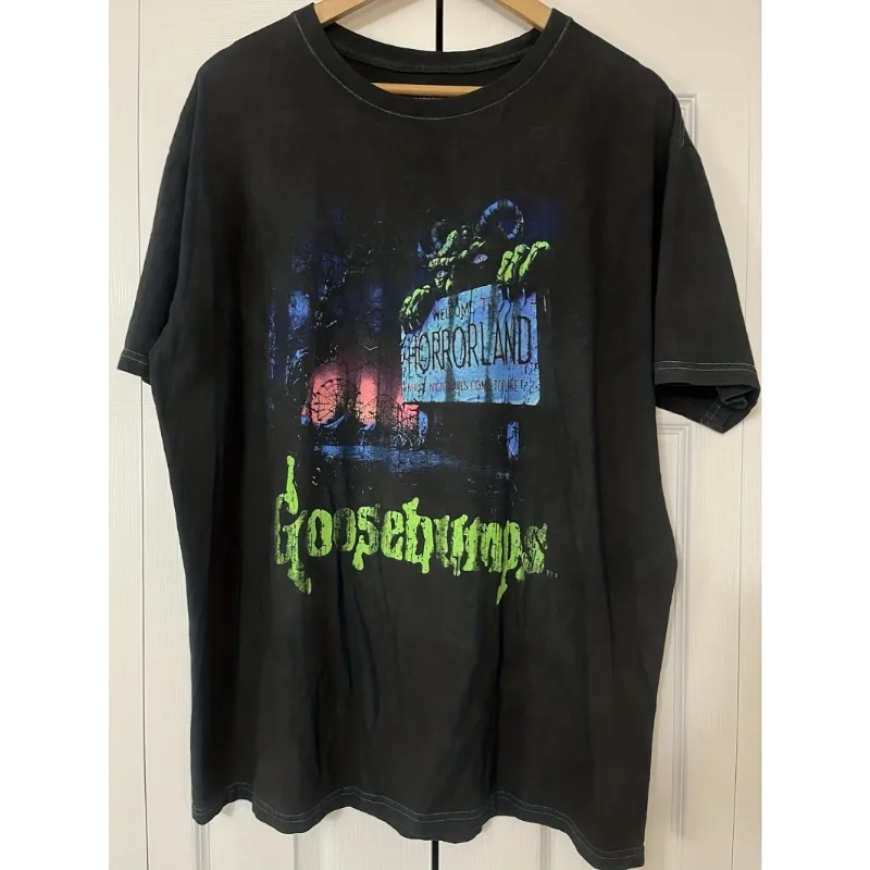 Camiseta Goosebumps ""Welcome to Terror Paradise" con estampado del logotipo de la clásica serie de terror y diseño informal de cuello redondo