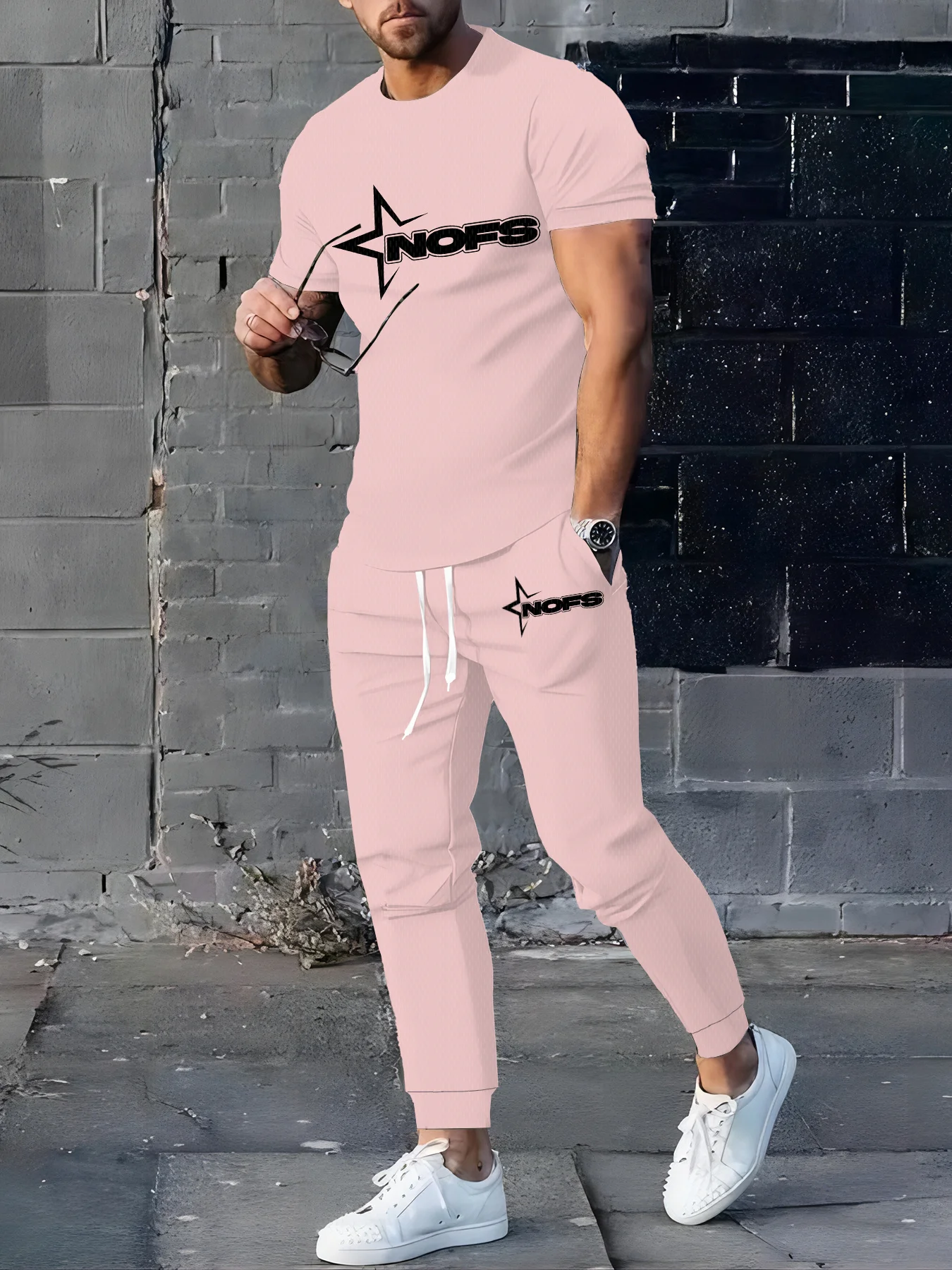 

Комплект из двух предметов удобной и дышащей спортивной одежды для мужчин летом 2024, включая футболку и шорты.