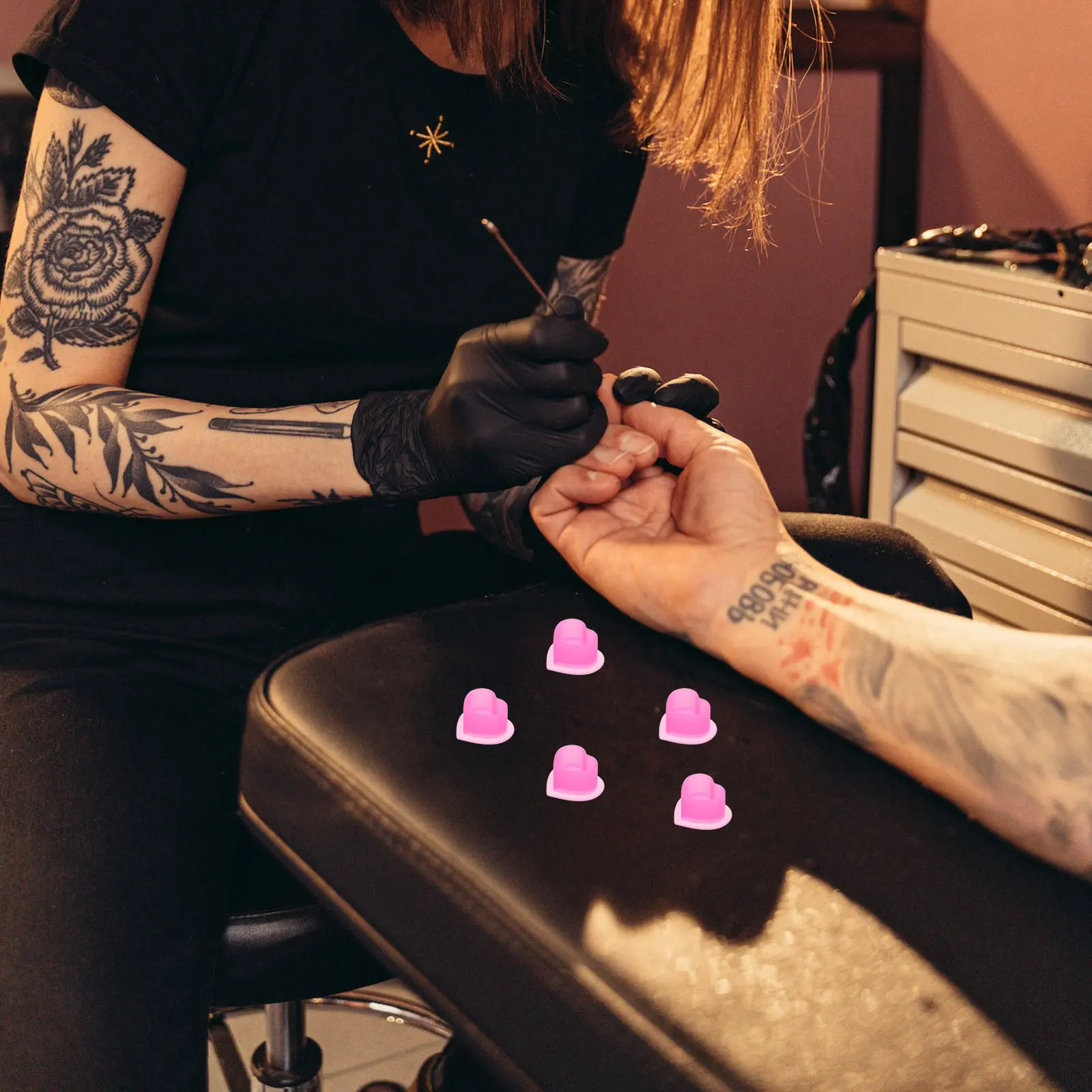 

100Pcs Heart-Shaped Silicone Ink Holders Flexible Heat Resistant Small Pigment Cups for Tattoo Ink Storage and Salon Supplies