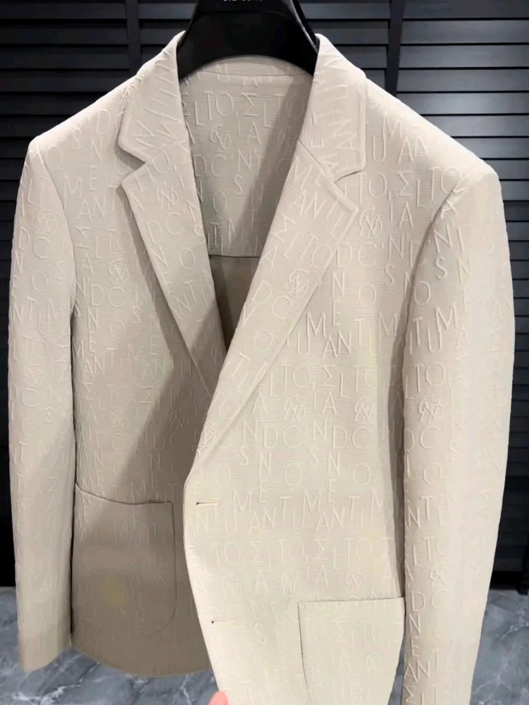 

Осенний мужской повседневный костюм на заказ, модный, высококачественный, модный, легкий, роскошный, прецизионный, новое поступление, декор на пуговицах...