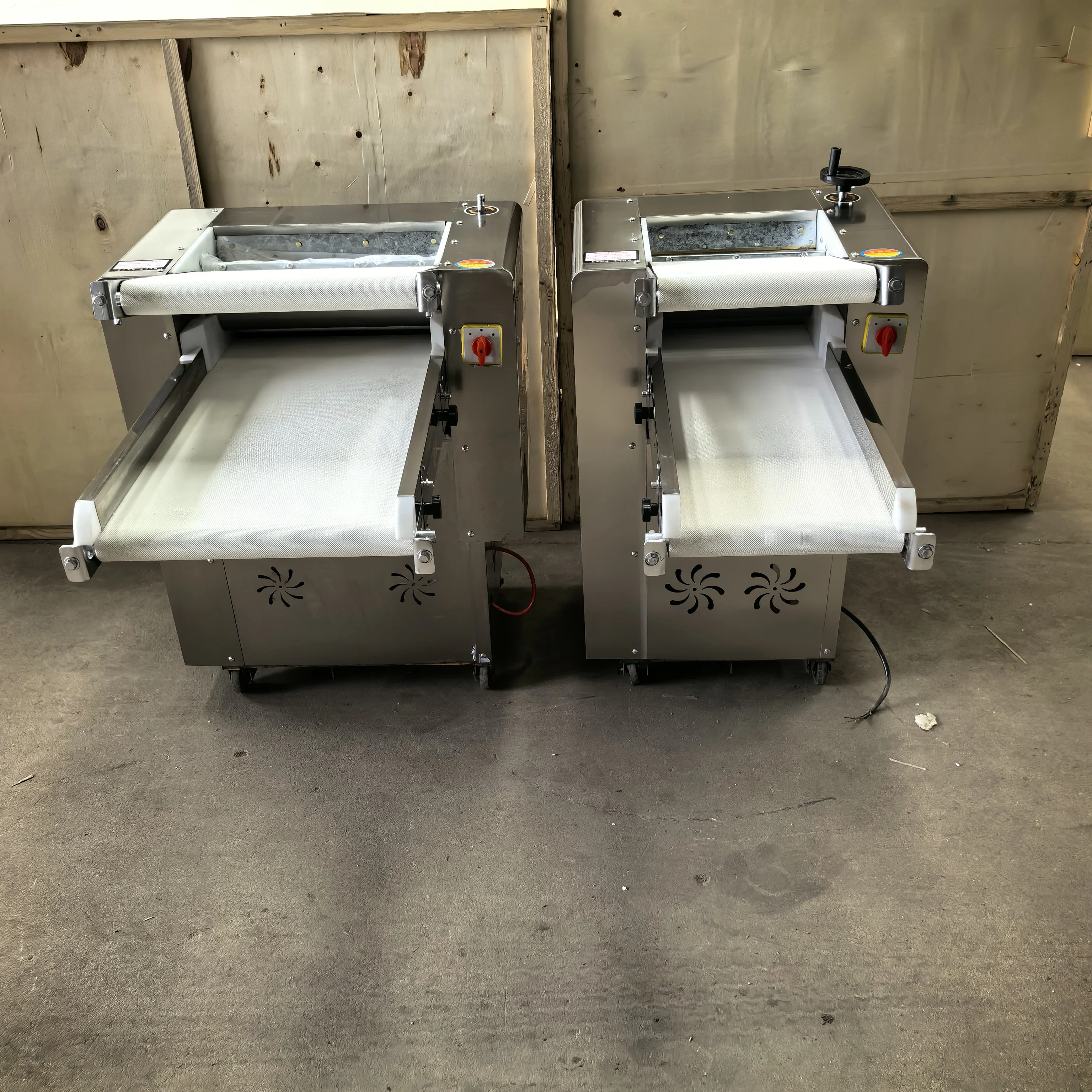 

Stainless Steel Automatic Pie Dough Rolling Machine Dough Pressing Roll Machine Pastry Dough Sheeter