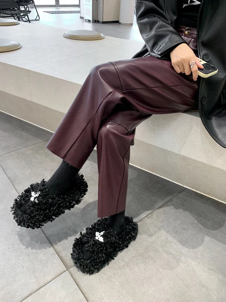 กางเกงหนังเทียมสีแดงไวน์ทรงดินสอเอวสูงสำหรับผู้หญิง สไตล์ลำลอง ความยาวระดับข้อเท้า เหมาะสำหรับฤดูใบไม้ร่วงและฤดูหนาว