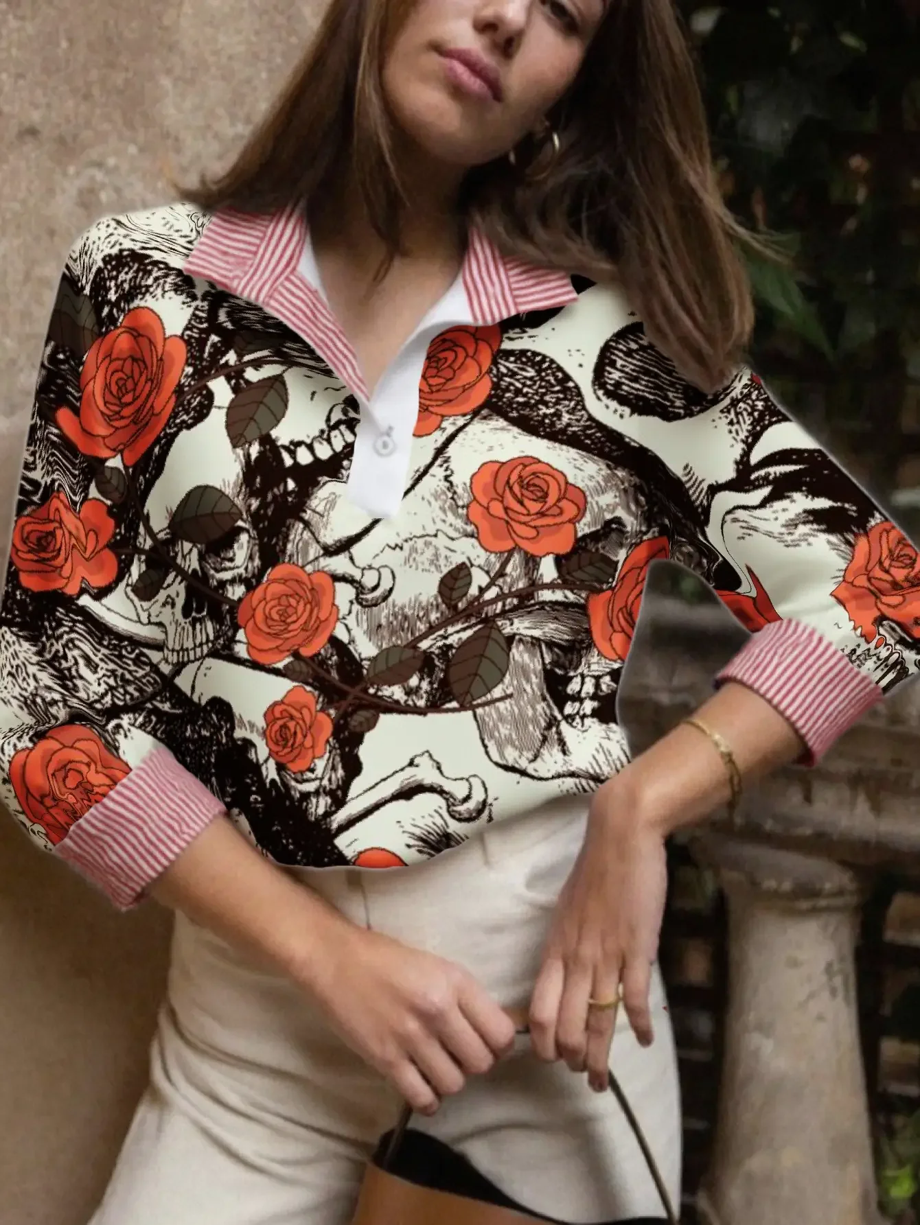 เสื้อเชิ้ตลำลองลายทางสำหรับสุภาพสตรี คอเสื้อลายทางหลากสี พร้อมลายเสื้อแบบกระดุมครึ่งตัว โรปา วินเทจ ฮอมเบร