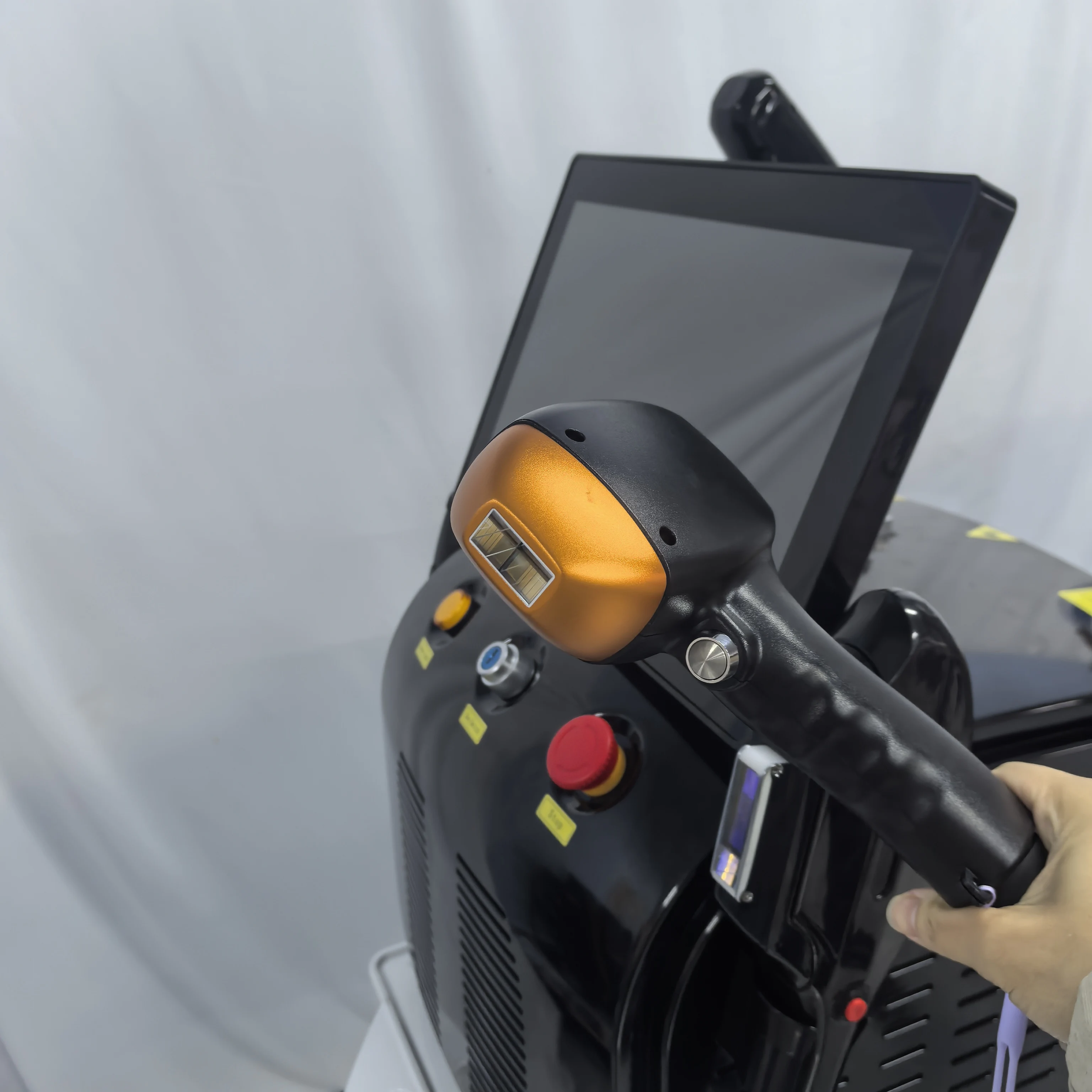 

Многофункциональный косметологический аппарат 4-в-1: пикосекундный лазер, RF, DPL, диодный лазер 808 нм для удаления татуировок, эпиляции, омоложения и лифтинга кожи