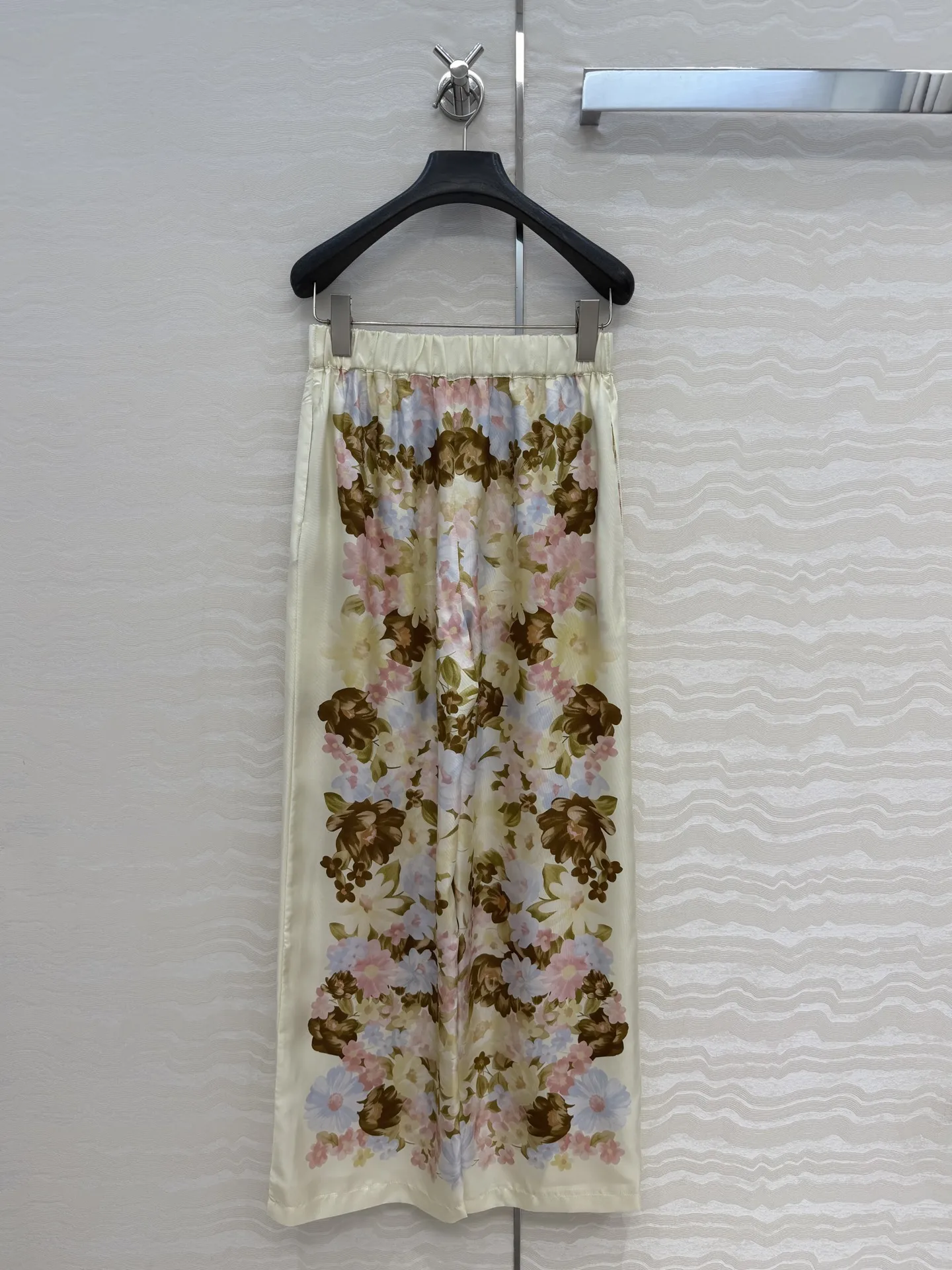 New vintage print pants for summer 2026