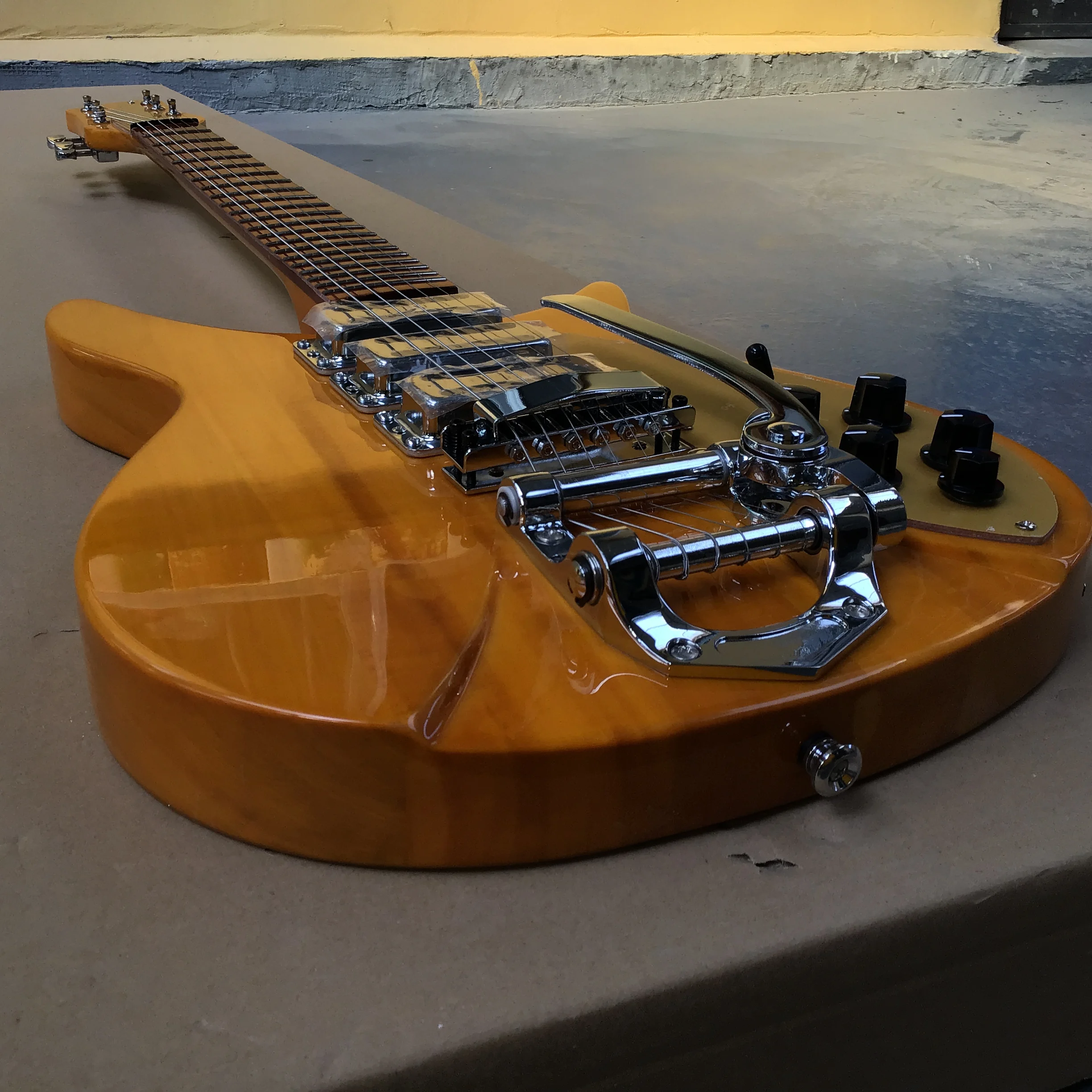 6-String Electric Guitar HHH Pickups, Mahogany Body Rosewood Fingerboard, Floyd Rose & Hardtail Bridge, Translucent Yellow Finis