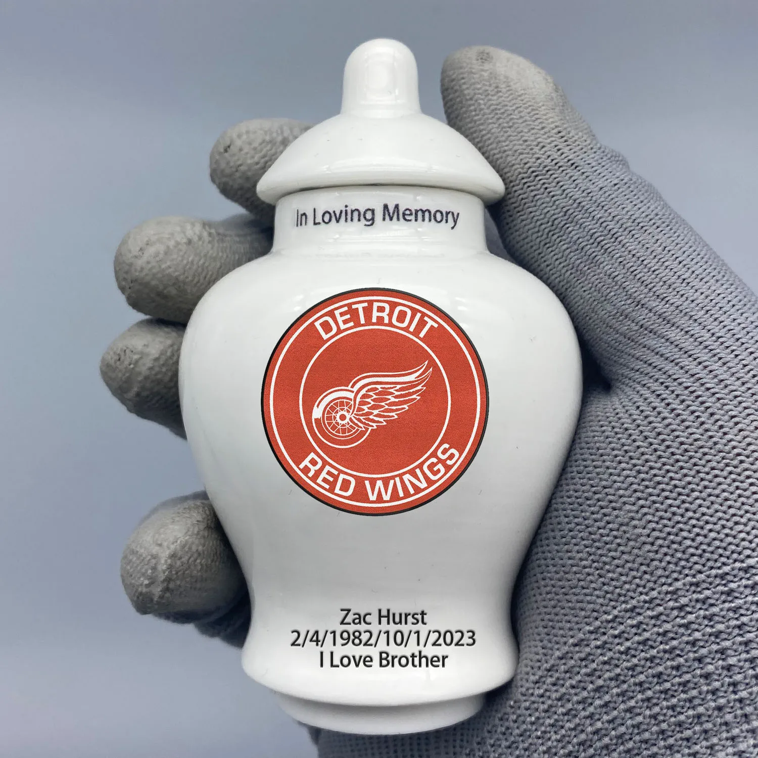 

Mini Urn for Detroit Red Wings-Hockey themed customize.Send me the name/date you want to appear on the urn by Remarks Message