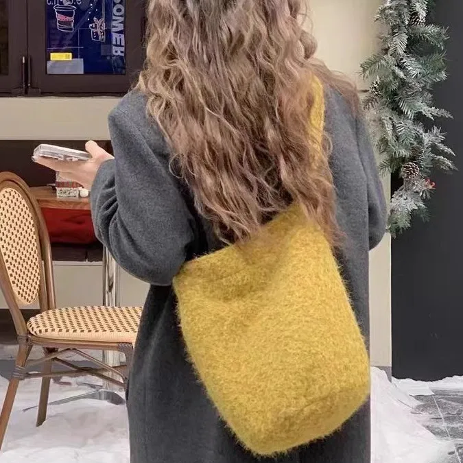 

Autumn and Winter New Bucket Huangguoshu Single Shoulder Crossbody Fur Large Capacity Versatile Commuting Fur Bag, Women's Bag