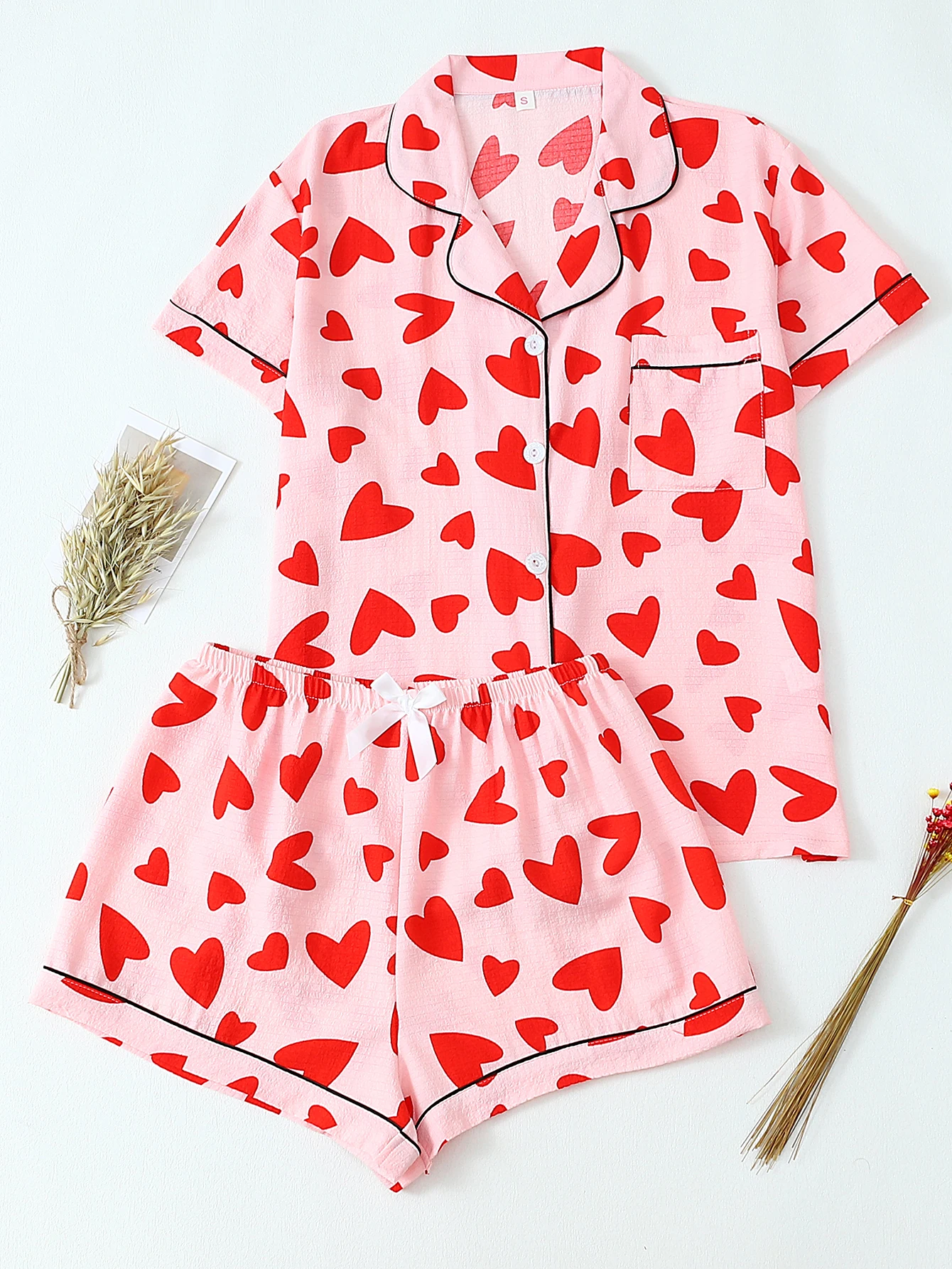 [Valentine's Day] Two-Piece Set of Comfortable Heart-Shaped Lapel Button-Down Short-Sleeve Top with Pockets and Bow Shorts, Spring and Summer Women's Pajamas and Loungewear Set Suitable for Home Use