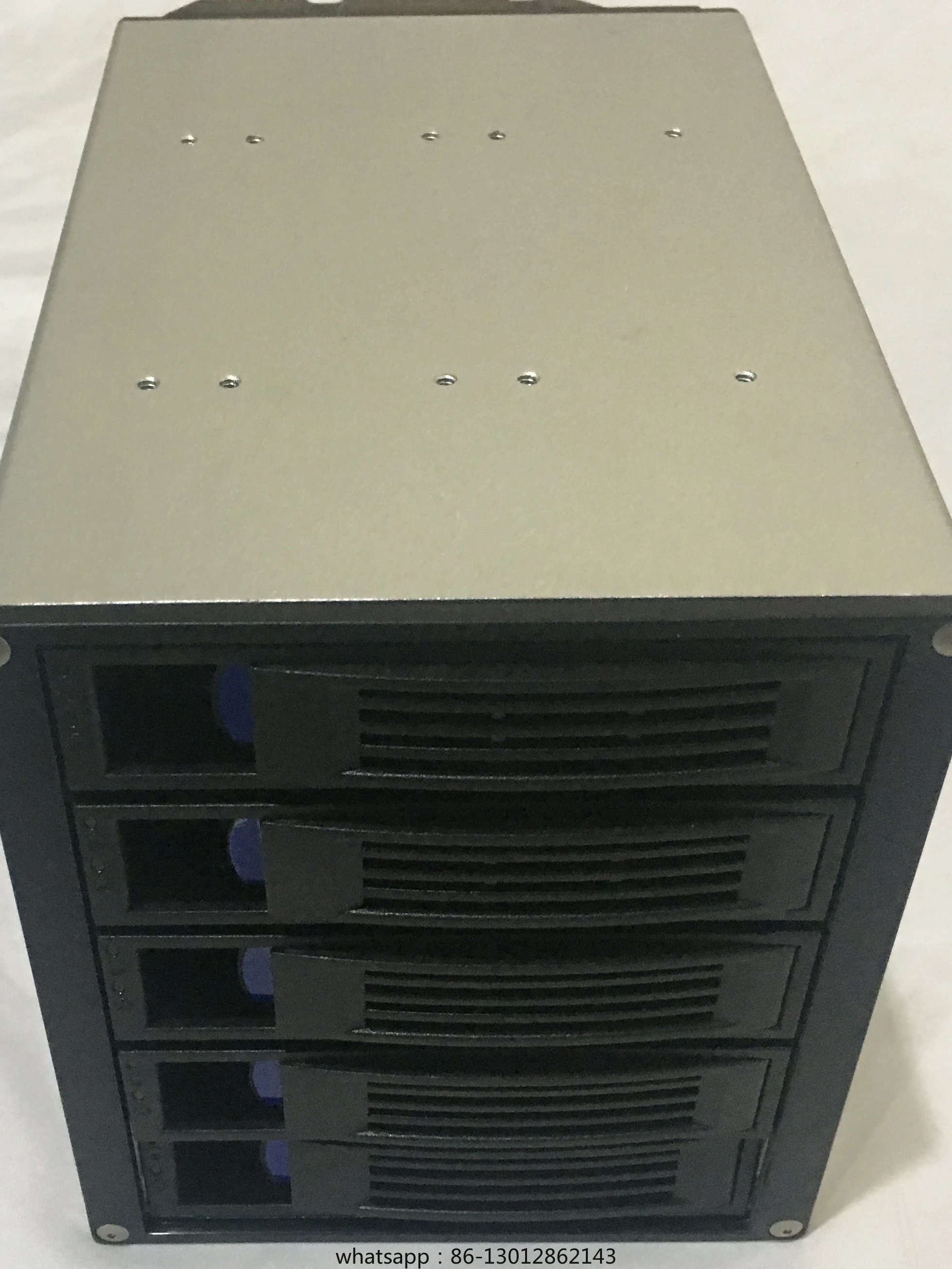 

Hot swappable hard drive cartridge backplane. Case 3 optical drive 5-bit module. Built in NAS black group glow external cage