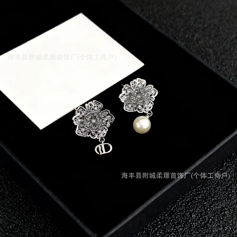 Seiko D Jia Di's 25 سنة رسالة جديدة الفاوانيا زهرة اللؤلؤ وأقراط المرأة الجوف زهرة بالجملة