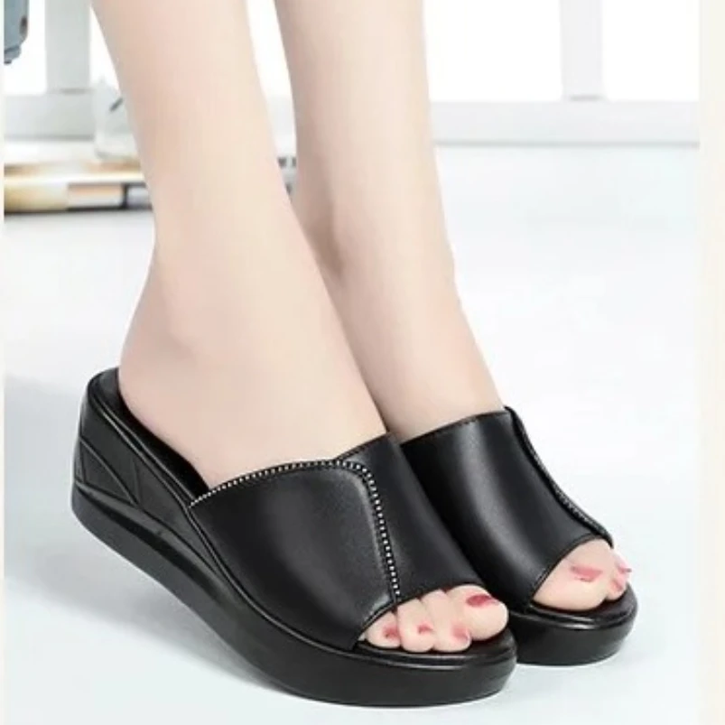 

2025 г., женская повседневная обувь на высоком каблуке из натуральной кожи с толстой подошвой, женские тапочки на танкетке для отдыха, уличные тапочки