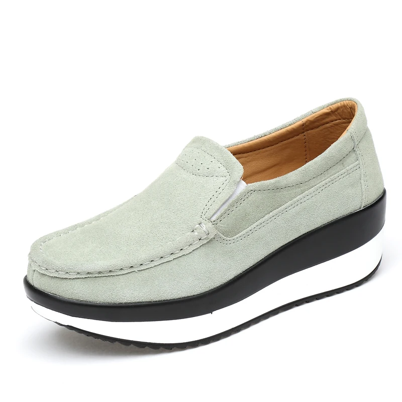 New women\'s leather flat casual sports shoes are light, comfortable and fashionable for walking. Large-sized loafers