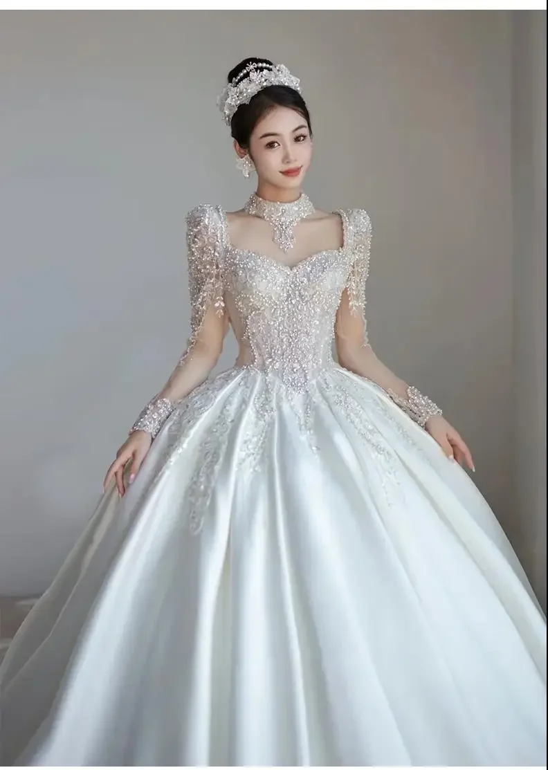 새틴 주름 트레일링 신부 웨딩 드레스 긴 소매 복고풍 하이 엔드 질감 레이스 우아한 진주.