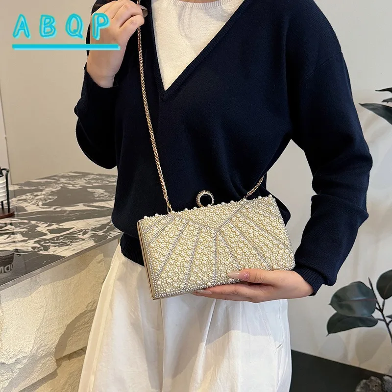 حقيبة كتف لؤلؤة حقائب العشاء 2025 موضة نسائية جديدة متعددة الاستخدامات حقيبة صغيرة سلسلة رسول حقيبة يد الموضة الاتجاه