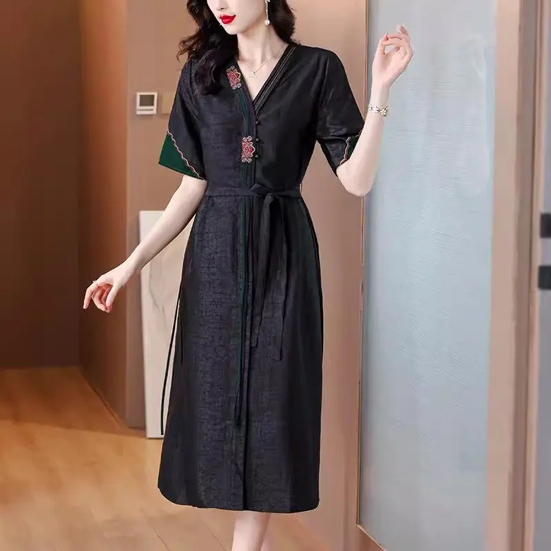 Short Sleeve Dress Retro 2024 Summer New Middle Aged And Elderly Mom's High End Retro V-Neck Embroidered Dress K394