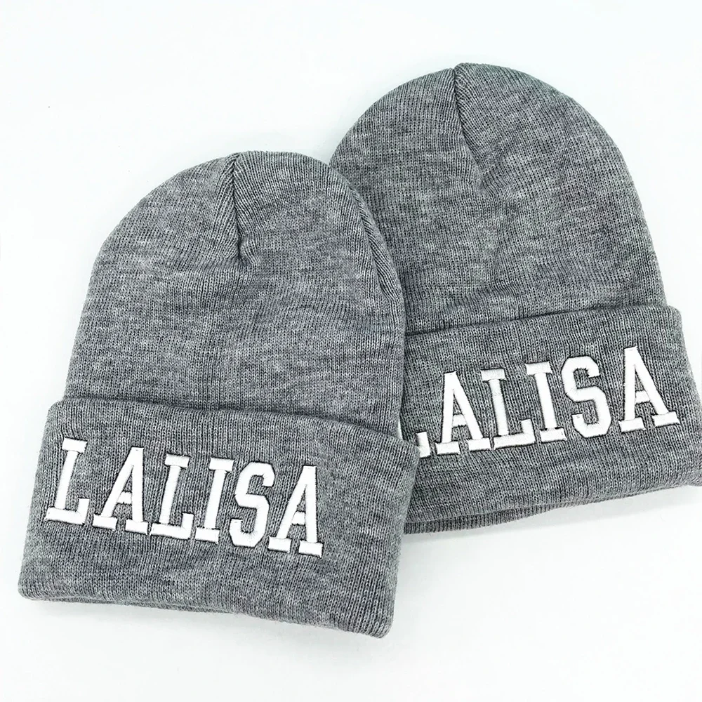 KPOP JISOO LISA LALISA MANOBAL Lettera Ricamo Cappello grigio lavorato a maglia Autunno Inverno Marea Cappello di lana di marca Coppia casual Copricapo