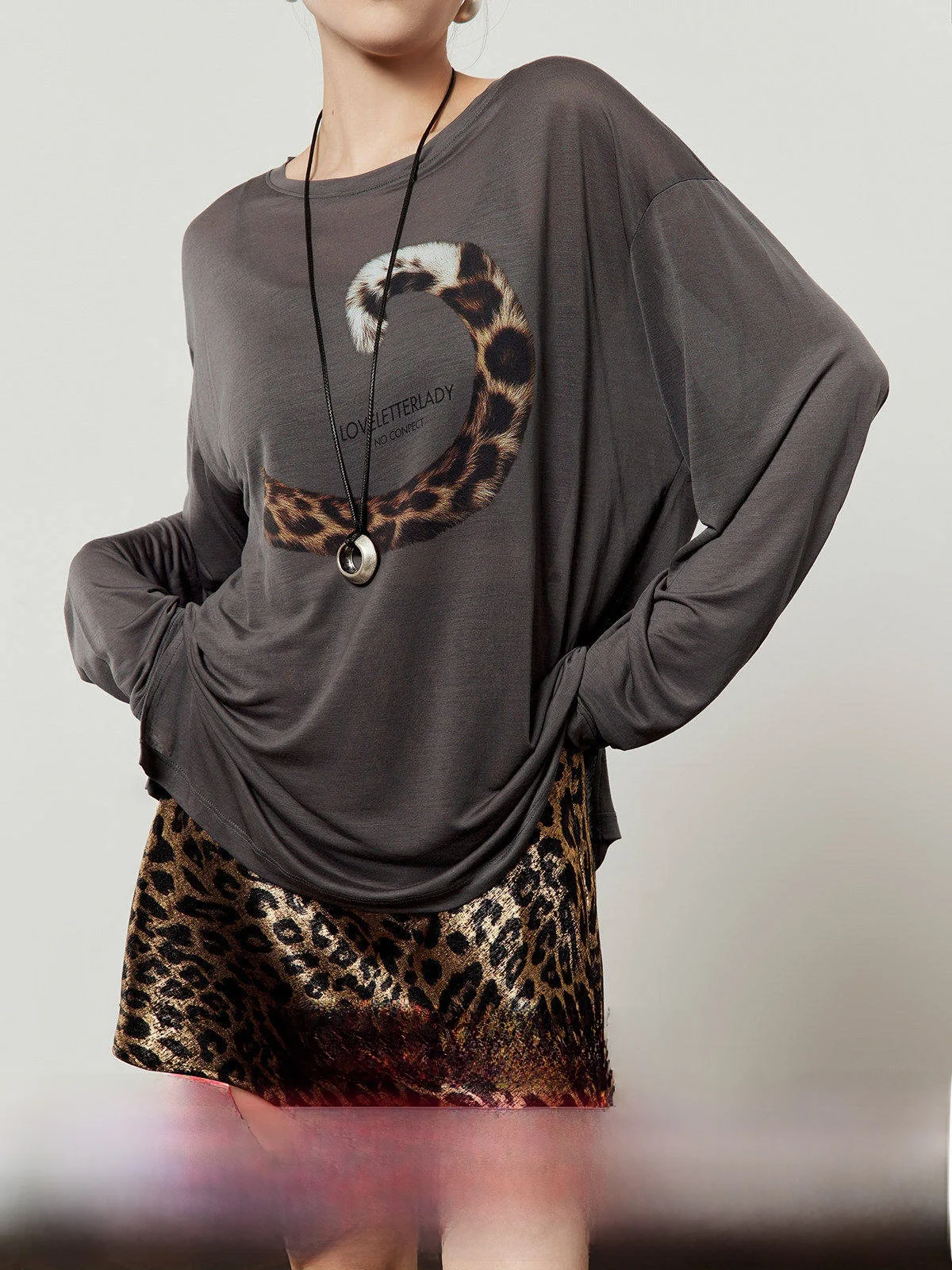 

Loose Fit Leopard Print Long Sve T-irt Women's Casual Comfortable Breathable round Ne Top by Zhou Li Wu 2025 Autumn Ne...