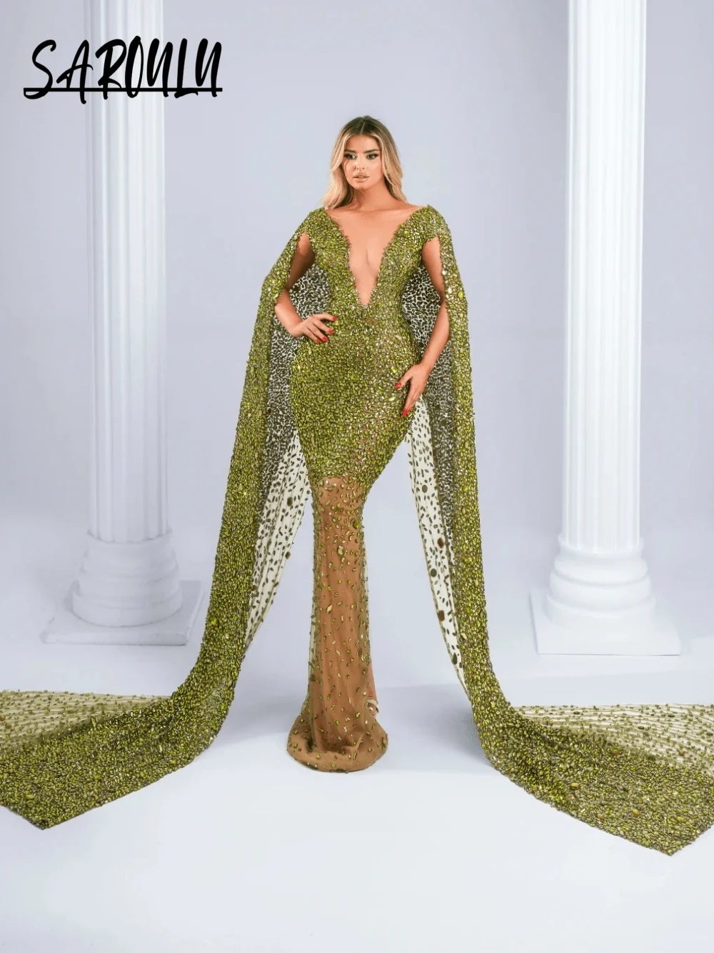 

Green Crystals Hand Sewn Luxury Evening Dress Noble Bodycon Fit Charming Prom Gown With Cape Customized Sexy Formal Wear