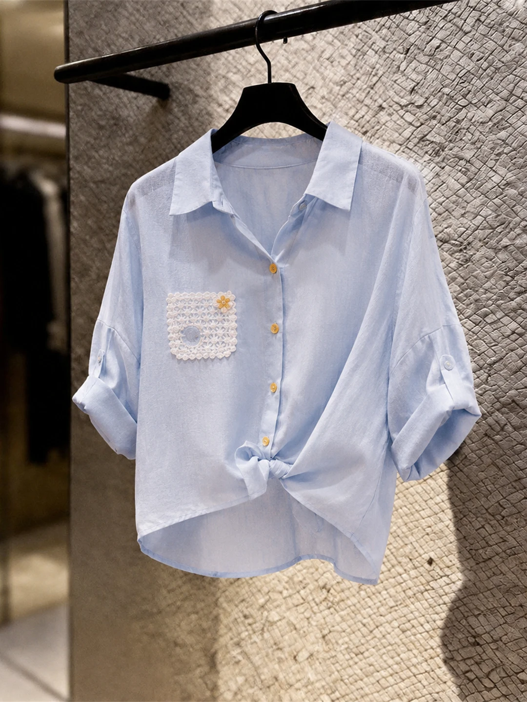 

Summer 2026 Loose Fit Single Button Neck Korean Style Lazy Shirt Elegant Simple Design Commute Fashion Women's Shirt