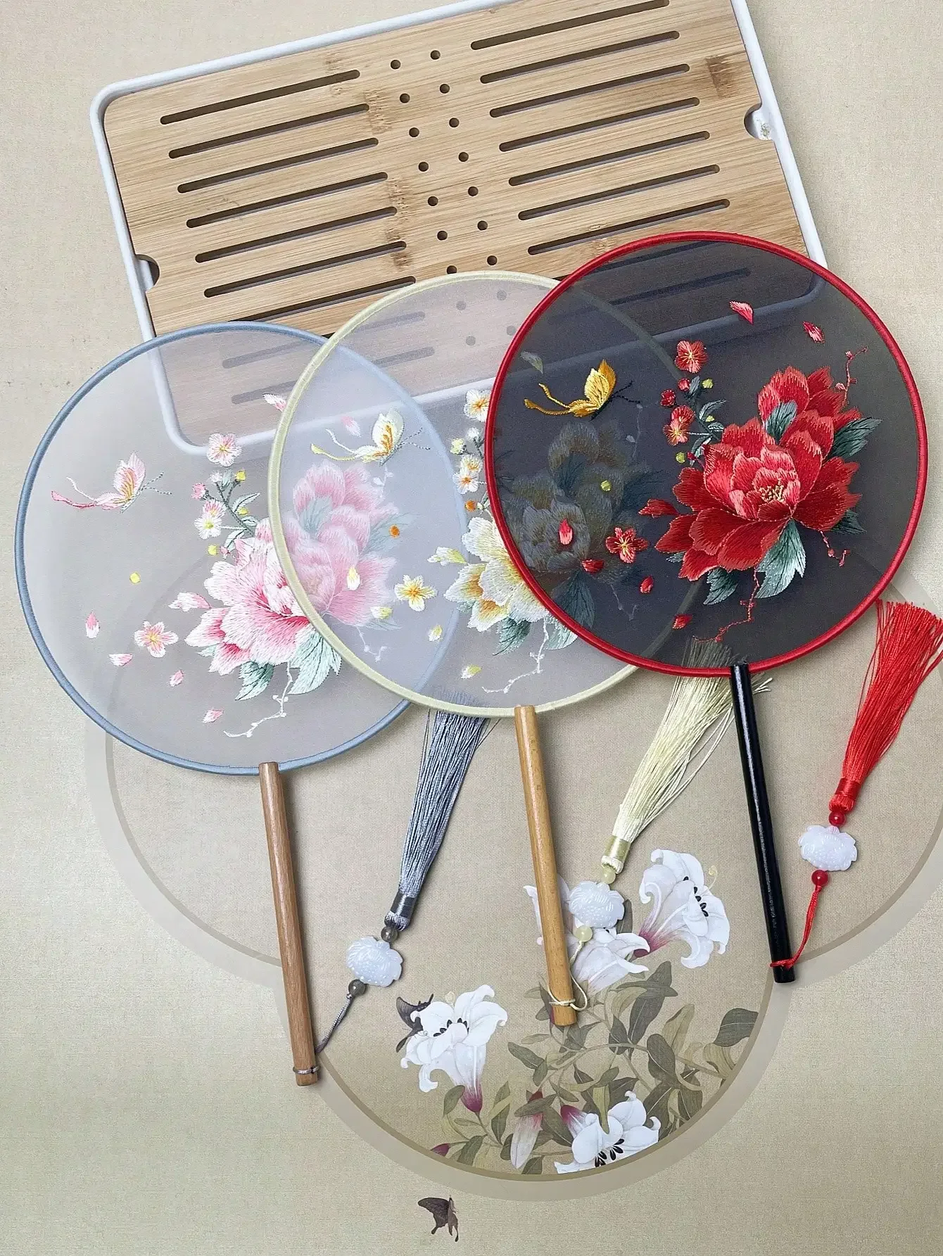 

1pc Vintage Handheld Fan, Chinese Silk Embroidered Round Fan, Crane Flower Home Room Decoration Ornaments, Dance Fans With Tasse