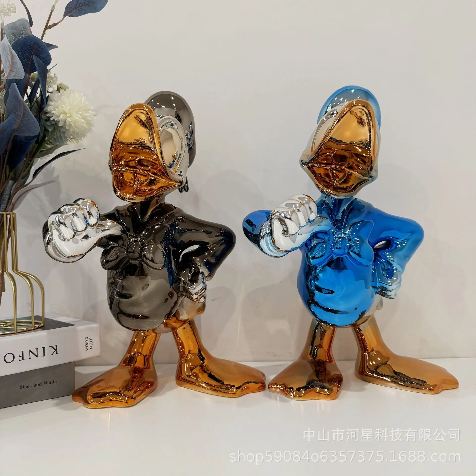 

Disney Donald Duck 41cm Chrome-Plated Sculpture - Creative Cartoon Figurine for Modern Home & Office Decor Collectible Art Piece