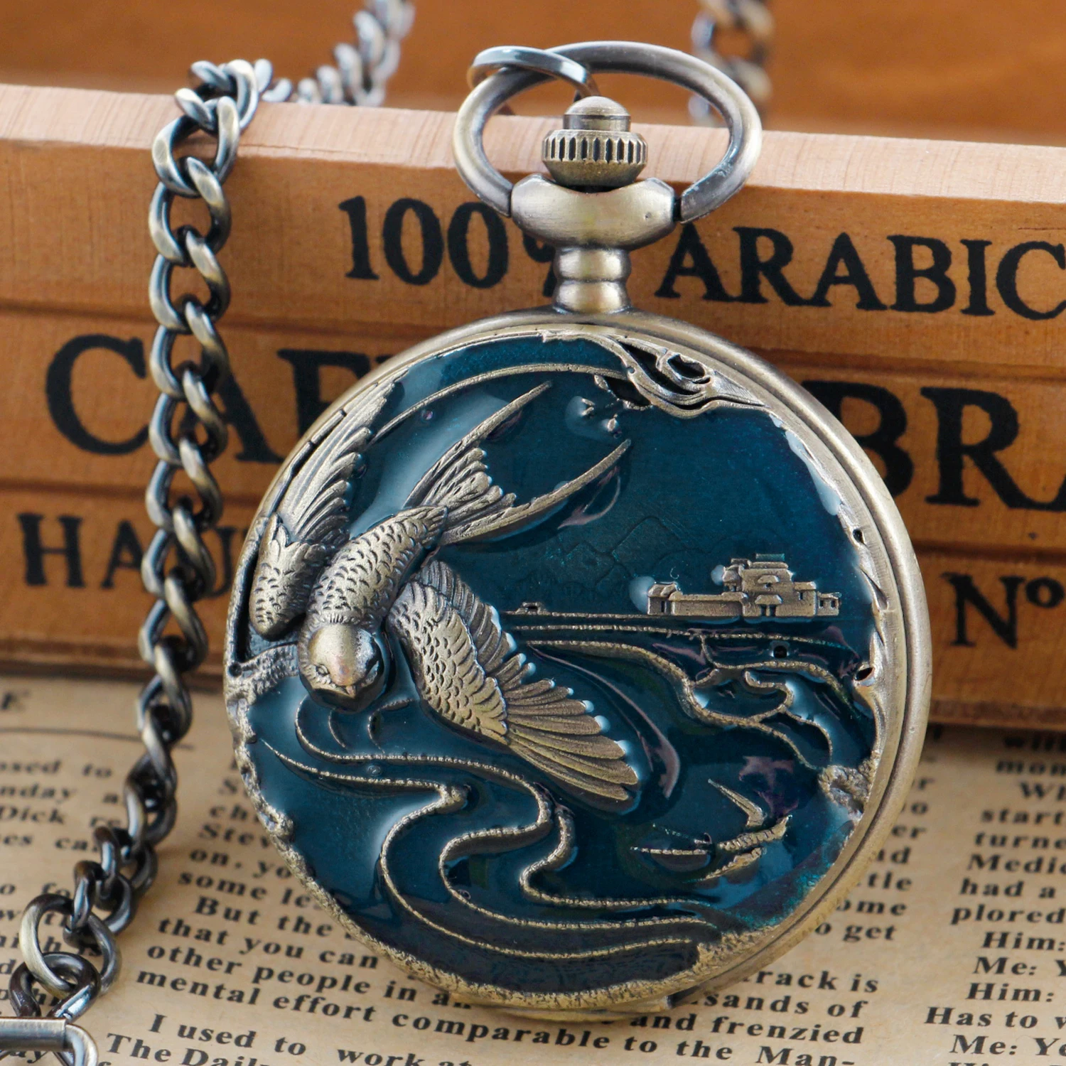 ساعة جيب كوارتز زرقاء رائعة منقوشة على شكل نسر للرجال والنساء، قلادة عصرية كلاسيكية، هدية مهرجان الطلاب