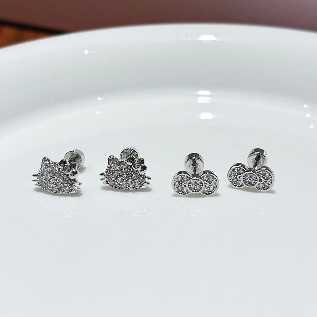 Pendientes de acero inoxidable 316L con diseño de lazo de gato KT, superbrillantes, con diamantes, mini perforación para la oreja, nueva tendencia, unisex, aptos para cualquier ocasión