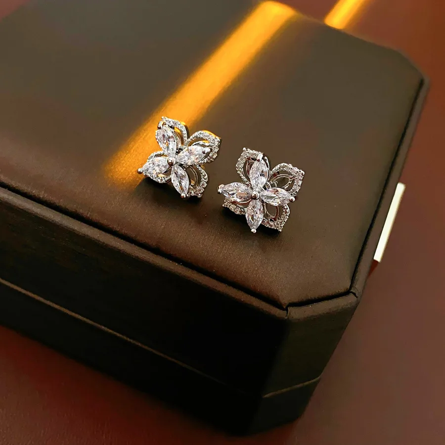 

Silver needle zircon lucky grass flower stud earrings Cubic zirconia flower shaped earrings Suitable for women