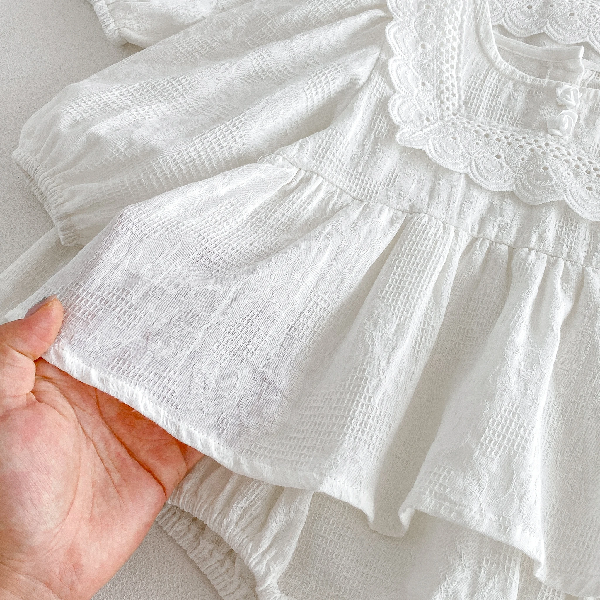 2026 Herbst Babykleidung Süßes Mädchen Baby Weißer Schlafanzug Langarm Prinzessinnen-Stil Rüschenkleid und Strampler – Detail 9