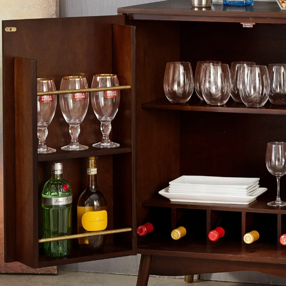 Барный шкаф из орехового дерева с хранилищем для вина и стеллажами для стеклянной посуды. Домашние развлечения. Прочный акцент из МДФ и соснового дерева.