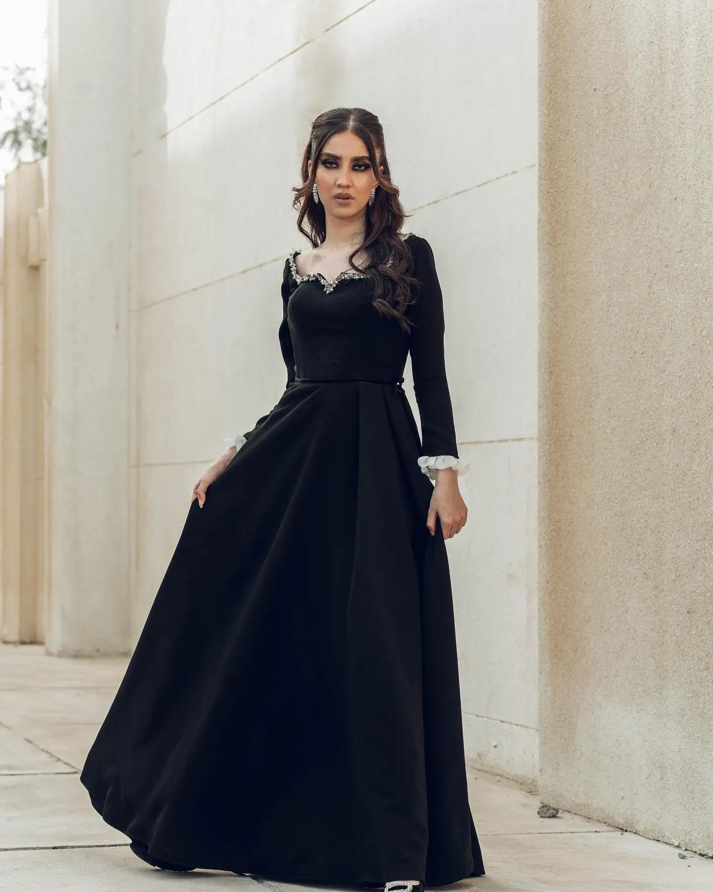 ชุดราตรีทรงเอไลน์ประดับเลื่อมลูกปัดระบายแขนยาวแบบสั่งตัดพิเศษ ดีไซน์หรูหราสง่างาม ยาวกรอมพื้น เหมาะสำหรับงานพรอม