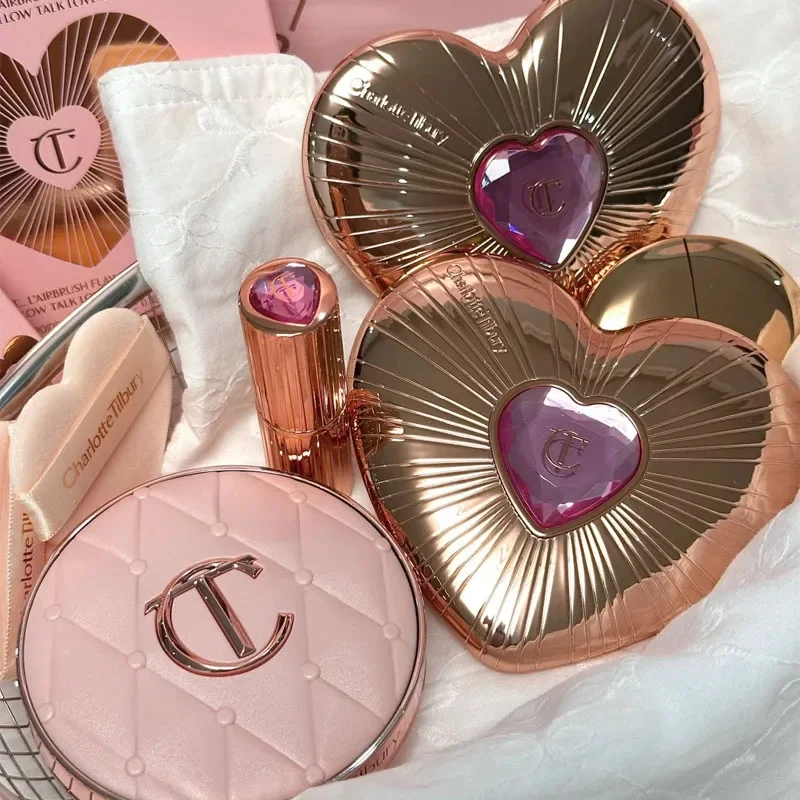 

Charlotte Tilbury Shimmer Макияж на воздушной подушке Легкий контроль влаги и жирности Двухцветные пудровые румяна в форме сердца Уникальный дизайн