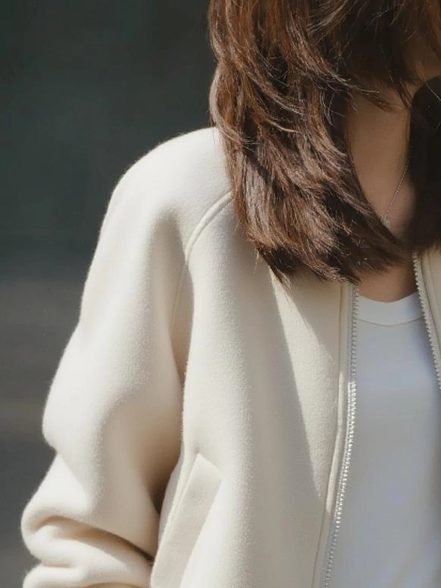 成熟したライトウィートカラーの女性用フライトジャケット、アウターウェア、野球風、ゆったりフィット、通気性、ラウンドネック、ジッパー開閉